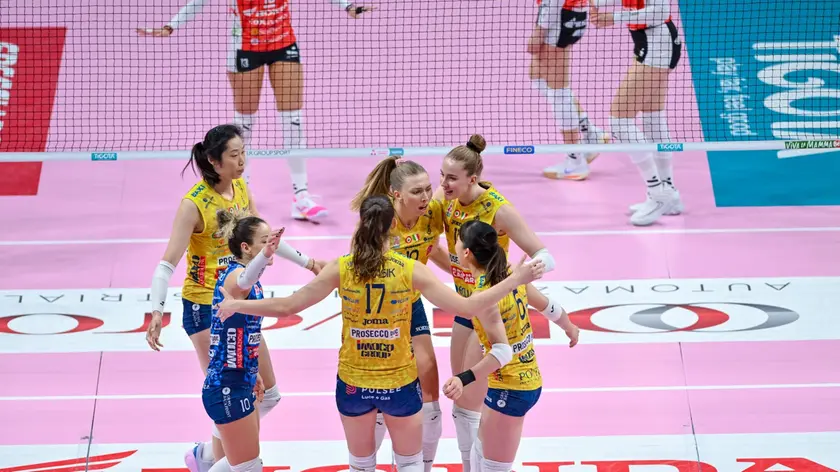 L'Imoco esulta: 3-0 contro Cuneo
