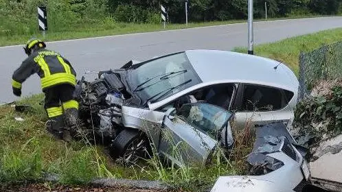 L’auto nel fossato a Cappella Maggiore (foto vigili del fuoco di Treviso)