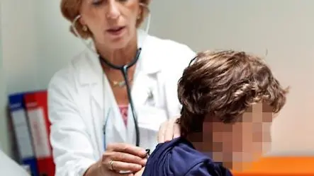 Un bambino visitato da una pediatra