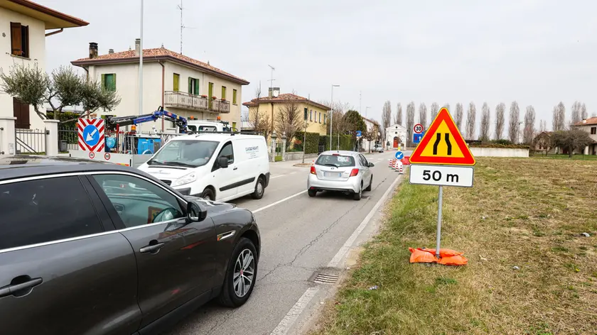 La strettoia realiazzata in via Santa Rosa per limitare il traffico di attraversamento
