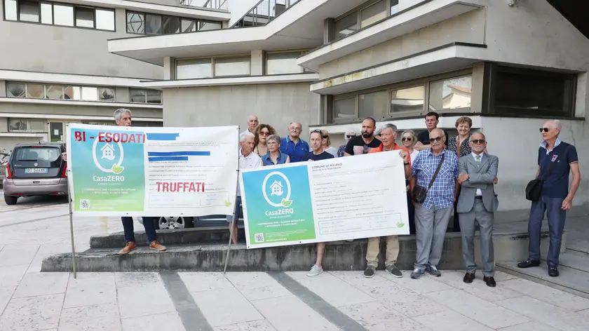 Una delle proteste dei truffati di Casa Zero davanti al tribunale di Treviso