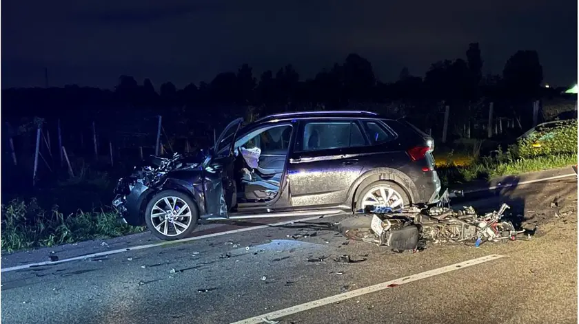 La Skoda e la moto a terra sulla Treviso-Mare