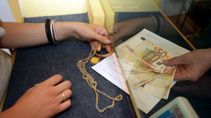 Vendita di gioielli a un "compro oro"