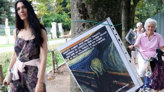 ZAGO AG.FOTOFILM TREVISO ROMEO SCARPA E IL COMITATO ALBERI URLANTI A VILLA MANFRIN-MARGHRITA ILLUSTRANO IL PROGETTO TAGLIO ALBERI DEL PARCO