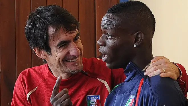 L'attaccante della nazionale italiana Mario Balotelli (D) discute con il vice allenatore della nazionale Gabriele Pin (S) durante l'allenamento al centro tecnico di Coverciano, Firenze, 8 Novembre 2011. ANSA/CARLO FERRARO