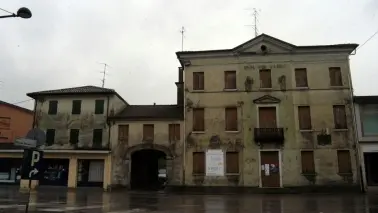 A sinistra un’immagine del vecchio cinema di Codognè A destra, nella foto scattata da Martino Biondi, il set del film