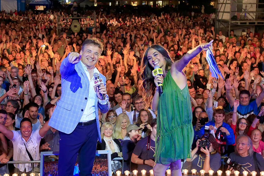 Paolo Baruzzo e Giorgia Palmas sul palco del Festival Show