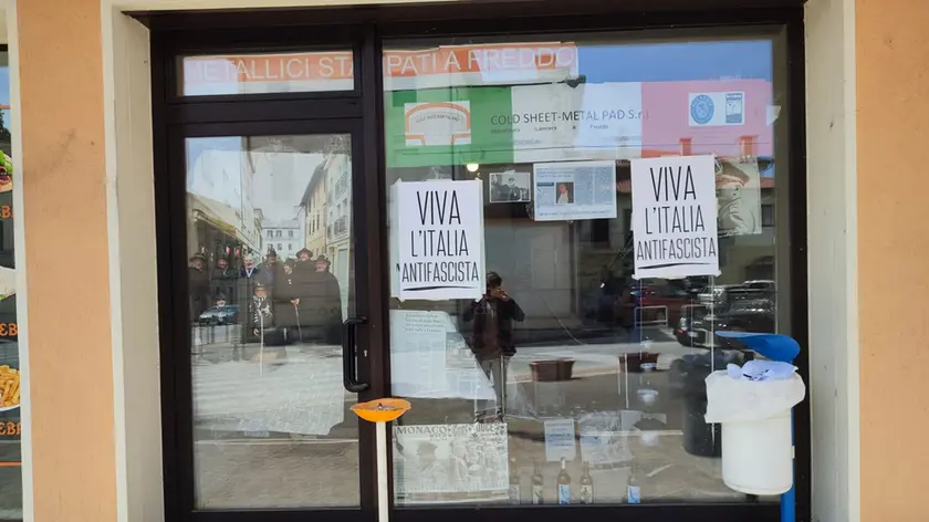 La vetrina che espone cimeli fascisti a Nervesa