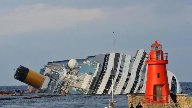 La Costa Concordia in una immagine del 2 febbraio 2012.Il comandante della Costa Concordia Francesco Schettino ha "scarsa resistenza" nello svolgimento "di funzioni di comando o comunque di responsabile della sorte di persone a lui affidate". Lo sottolinea la Cassazione nelle motivazioni depositate oggi della sentenza 18851 che confermano gli arresti domiciliari per il naufragio di gennaio. ANSA/LUCA ZENNARO