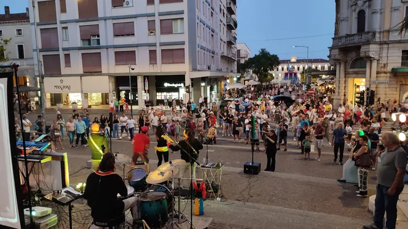 Pubblico in centro a Conegliano per un'edizione di Festalonga