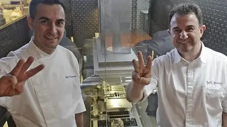 BARCELONA 23 DE NOVIEMBRE DEL 2016 EL RESTAURANTE LASARTE DE MARTIN BERASATEGUI OBTIENE SU TERCERA ESTRELLA MICHELIN ES EL PRIMER RESTAURANTE DE BARCELONA CON TRES ESTRELLAS MICHELIN EN LA FOTO APARECEN EL CHEF PAOLO CASAGRANDE JEFE DE COCINA Y MARTIN BERASATEGUI FOTO DE MONICA TUDELA