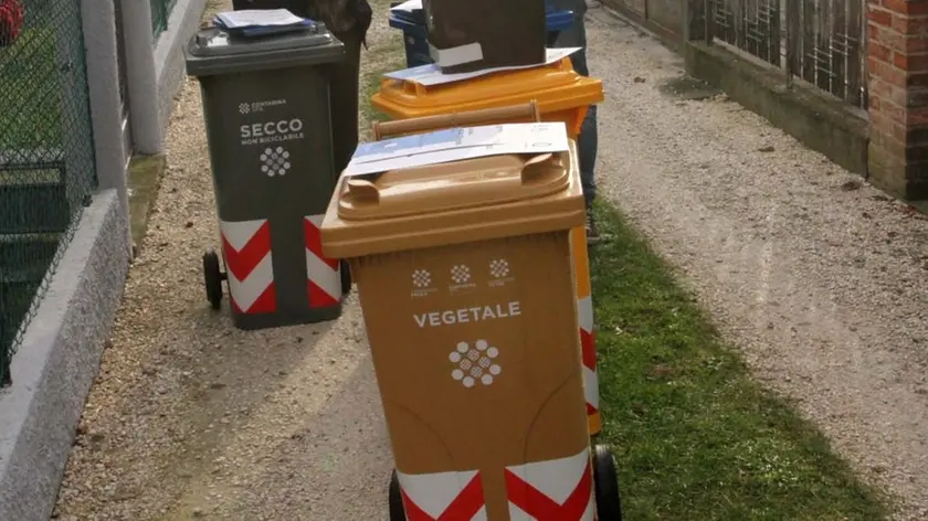 AGOSTINI TREVISO CONTARINA CONSEGNA CASSONETTI SULLA CASTELLANA NUOVA RACCOLTA DIFFERENZIATA