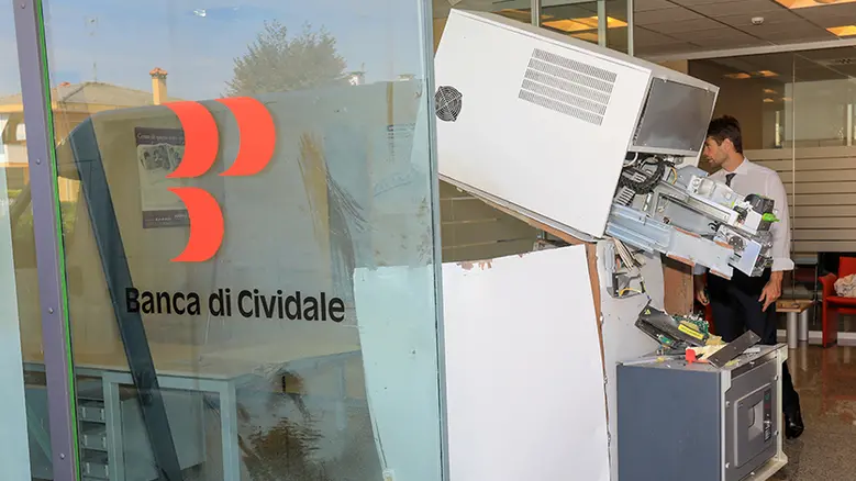 Ferrazza Gaiarine esploso bancomat filiale Banca di Cividale