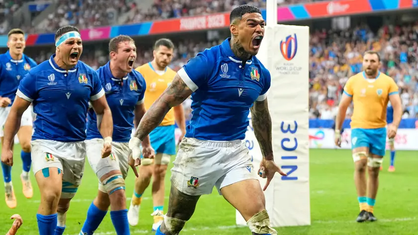 Monty Ioane esulta dopo la quarta meta dell'Italia all'Uruguay