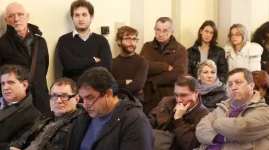 Elena Donazzan e i dipendenti Diadora riuniti per la veglia di Natale. Sotto, la giunta Muraro