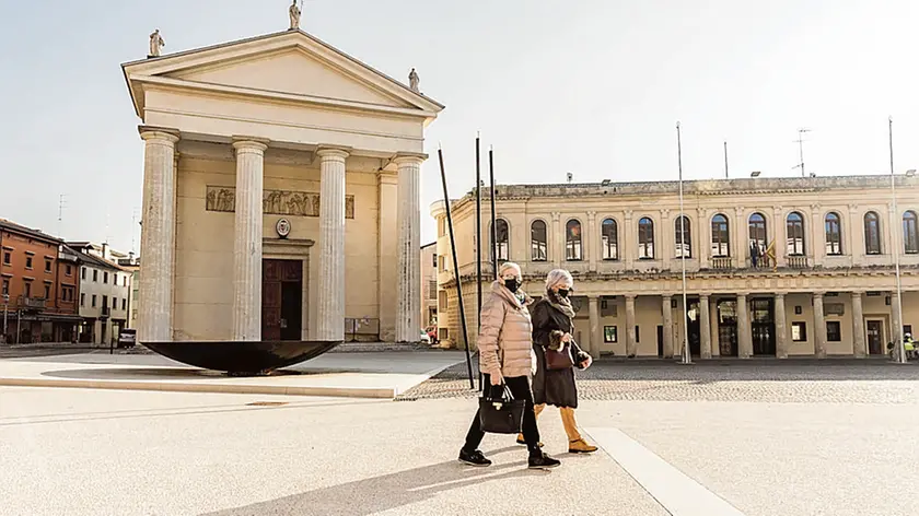 Una veduta di piazza Marconi, a Valdobbiadene, appena ristrutturata (foto Macca)