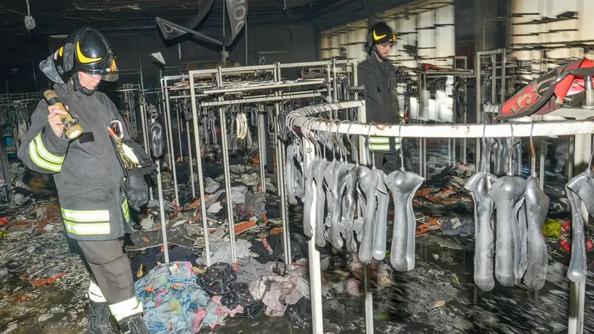 I vigili del fuoco hanno ispezionato il piano carbonizzato dal furioso incendio