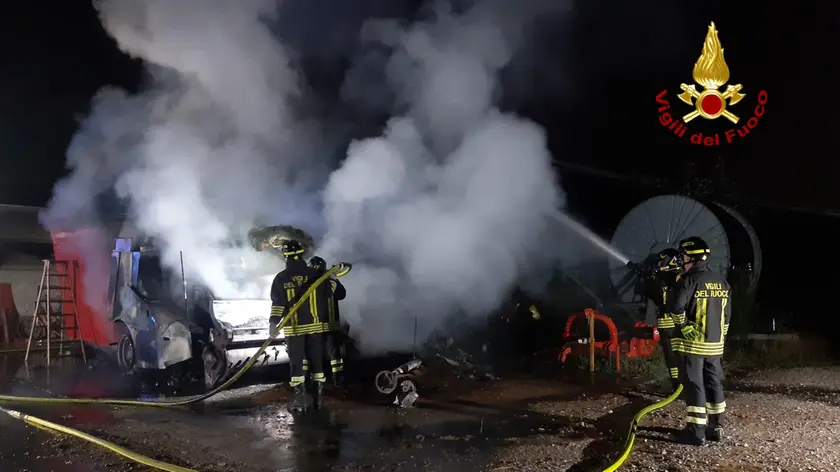Incendio in un’azienda agricola a Sant’Elena di Silea: ferito il proprietario