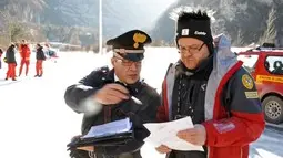 JACOPO CENEDA LO SCOUT DI VILLORBA, MORTO DOPO ESSERE PRECIPITATO IN UN CANALONE MENTRE STAVA PERCORRENDO UN SENTIERO SOPRA OSPITALE DI CADORE BELLUNO IN VAL BONA. nella foto I SOCCORRITORI Il maresciallo della stazione di Ospitale con il capo del Soccorso alpino