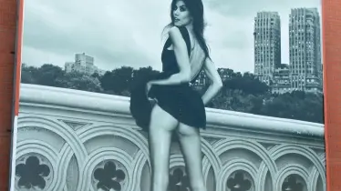 Il cartellone pubblicitario con il sedere scoperto e nudo