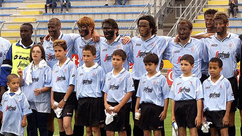 L'ingresso in campo dei giocatori del Treviso (a sinistra il nigeriano Omolade) con il volto dipinto di nero, prima dell'inizio della partita contro il Genoa del 03 giugno 2001. L'inedita iniziativa era stata decisa per solidarietà verso Omolade e per protesta contro quei tifosi trevigiani che a Terni abbandonarono lo stadio all'ingresso in campo del giocatore nigeriano. Nella gara contro il Genoa, terminata con un pareggio, Omolade segno' un goal nel secondo tempo. ANSA/STRINGER