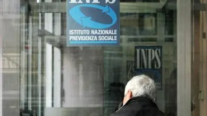 20070109 - NAPOLI - ECO - PENSIONI: INPS, MENO TASSE PER 9,4 MILIONI DI PENSIONATI - Una immagine di archivio datata 14 febbraio 2006, mostra la sala di attesa di un ufficio INPS a Napoli. Con la Finanziaria 2007 oltre 9,4 milioni di pensionati pagheranno meno tasse per un importo medio di circa 84 euro mentre per 4,9 la tassazione restera' invariata. I calcoli arrivano dall'Inps che sottolinea come circa 565.867 pensionati avranno un aumento della pressione fiscale...CIRO FUSCO / ARCHIVIO ANSA / KLD......