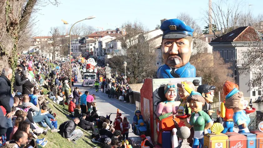 Folla lungo le mura per il passaggio dei carri mascherati