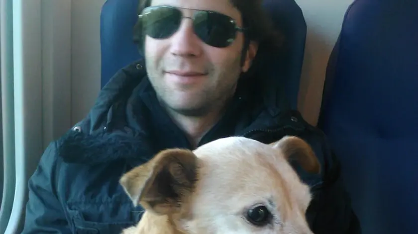 Fabrizio Casadei con il suo amato cane Isi: l’uomo si è spento per una malattia a cinquant’anni